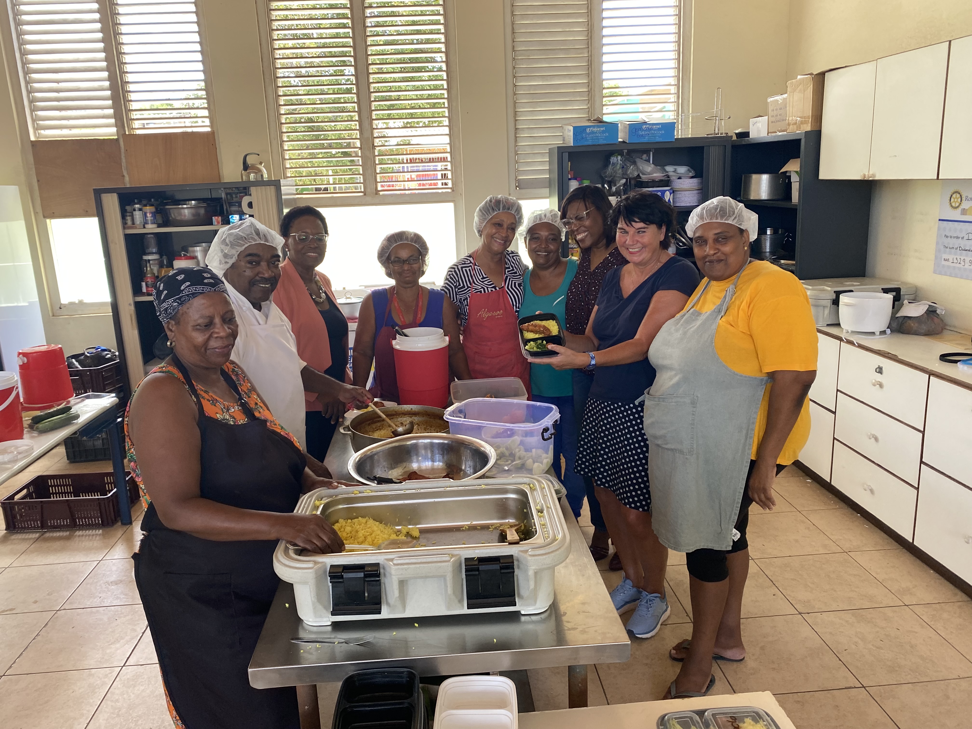Daily Meal Program Curacao Een groepje dames in de keuken met een haarnetje op