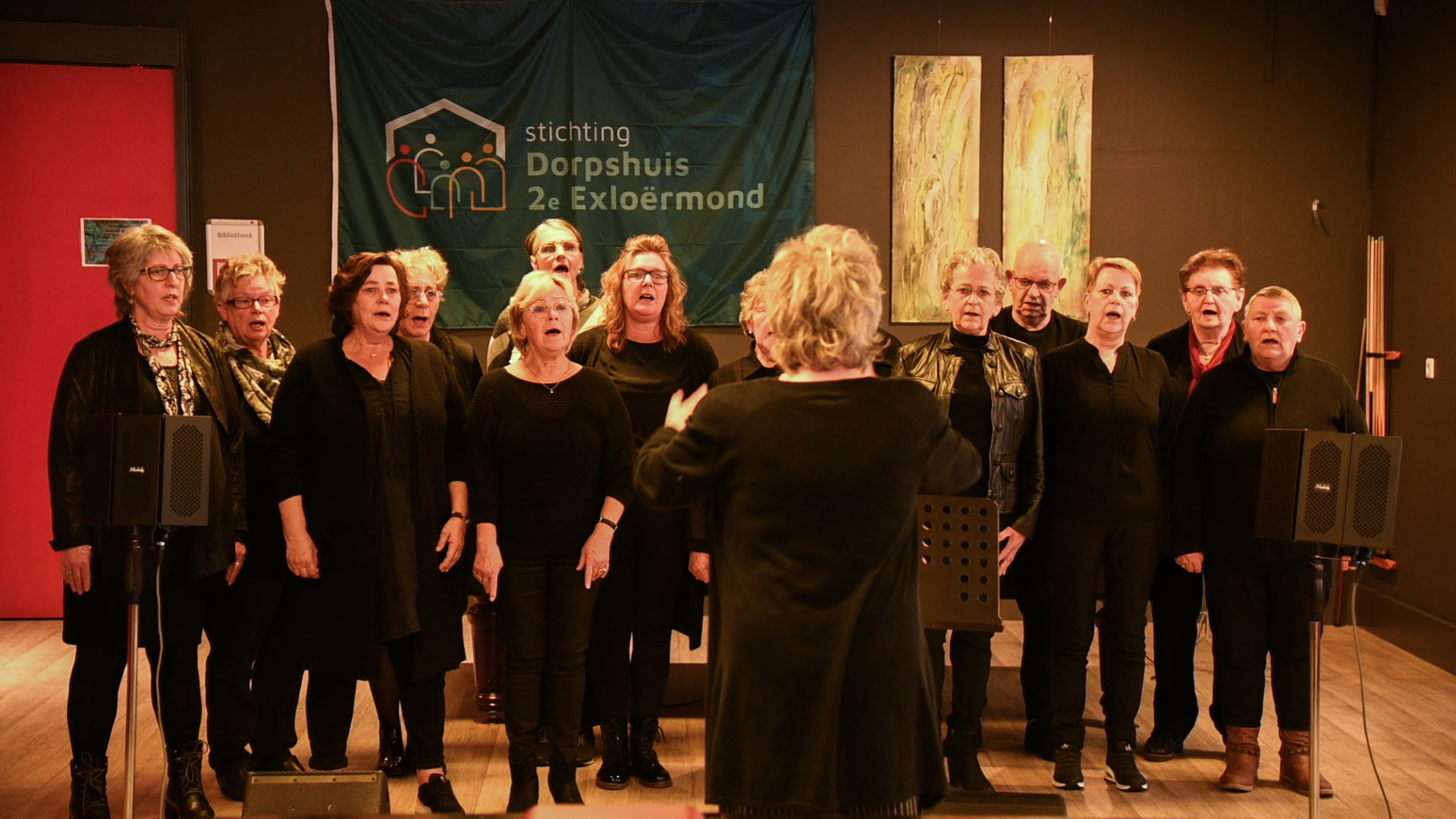 Dorpshuis 2e Exloërmond Groep mensen in het zwart gekleed die aan het zingen zijn