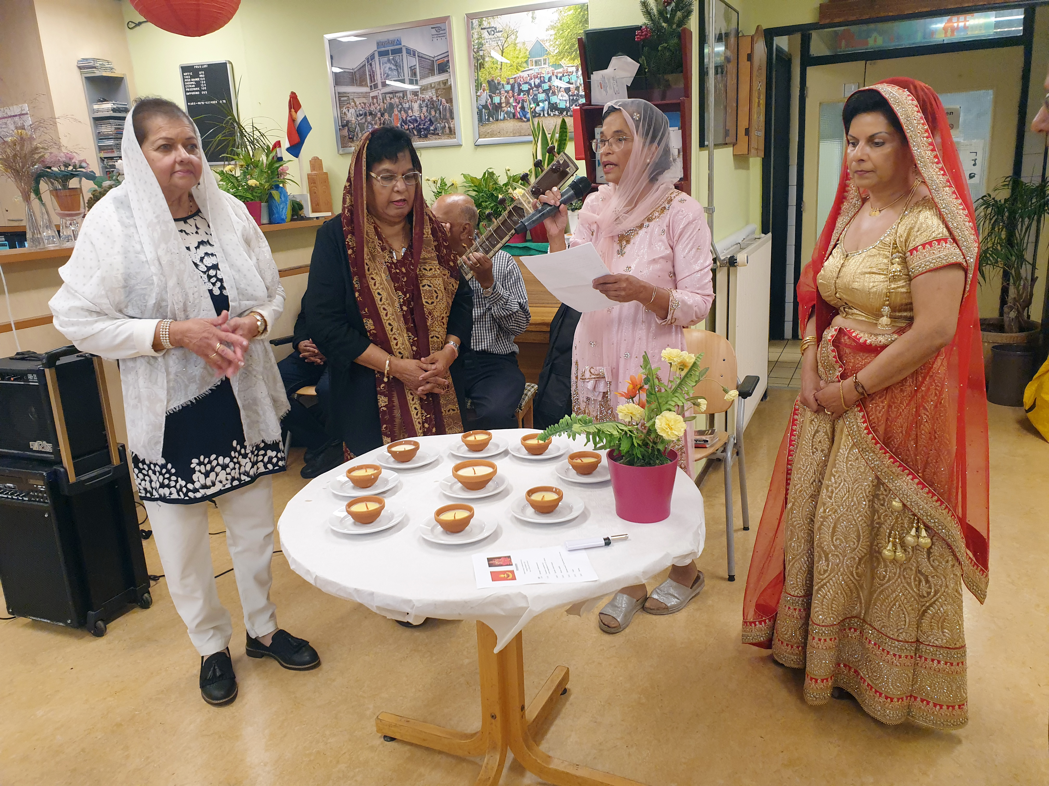 Haagse Vaders Vier dames in traditionele kleding