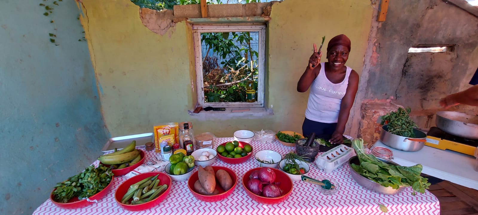 Hofinan Ser'i Otrobanda Vrouw staat bij tafel met eten