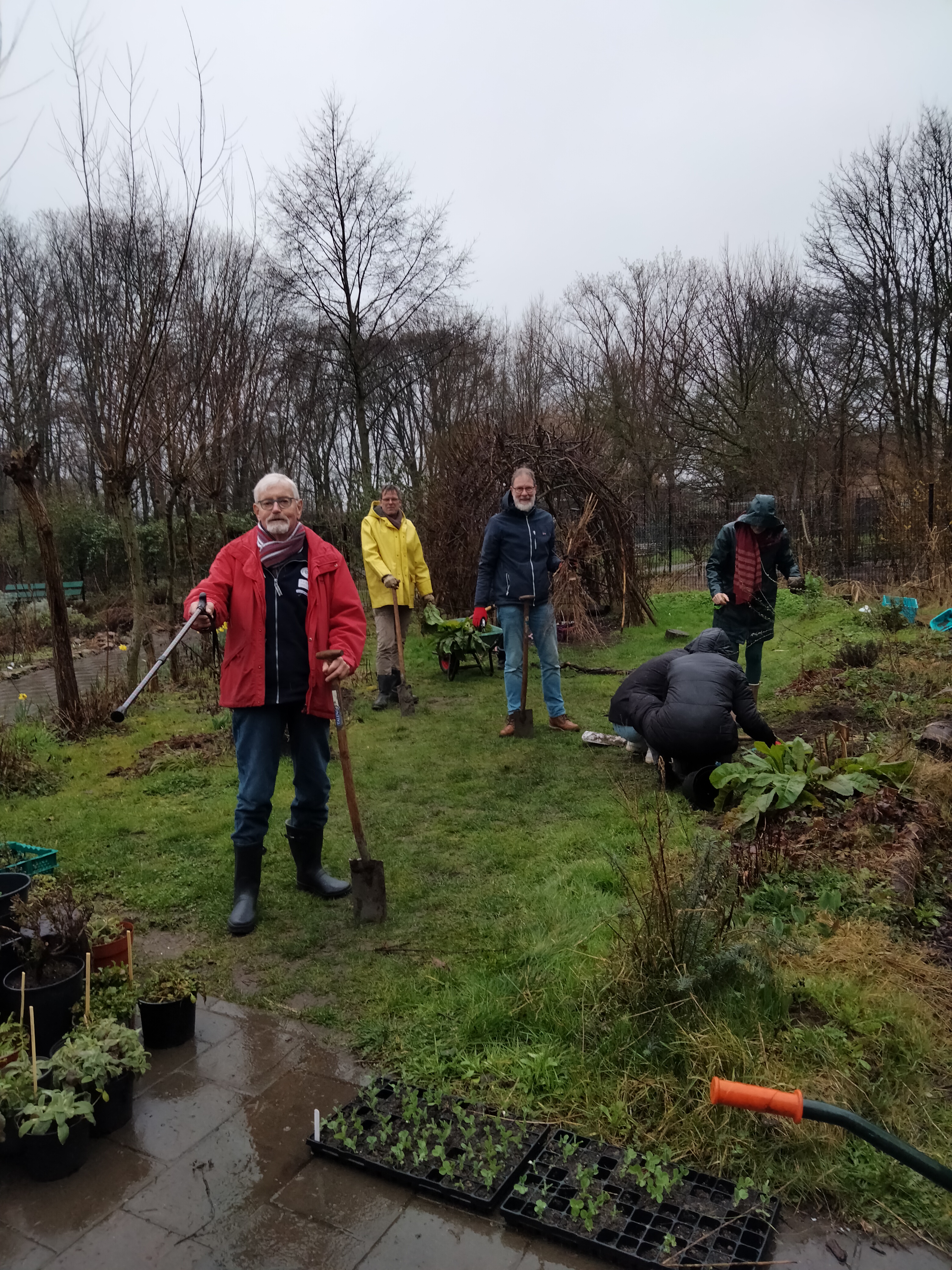 Groene Carnissetuin Vrijwilligers in de tuin aan het werk