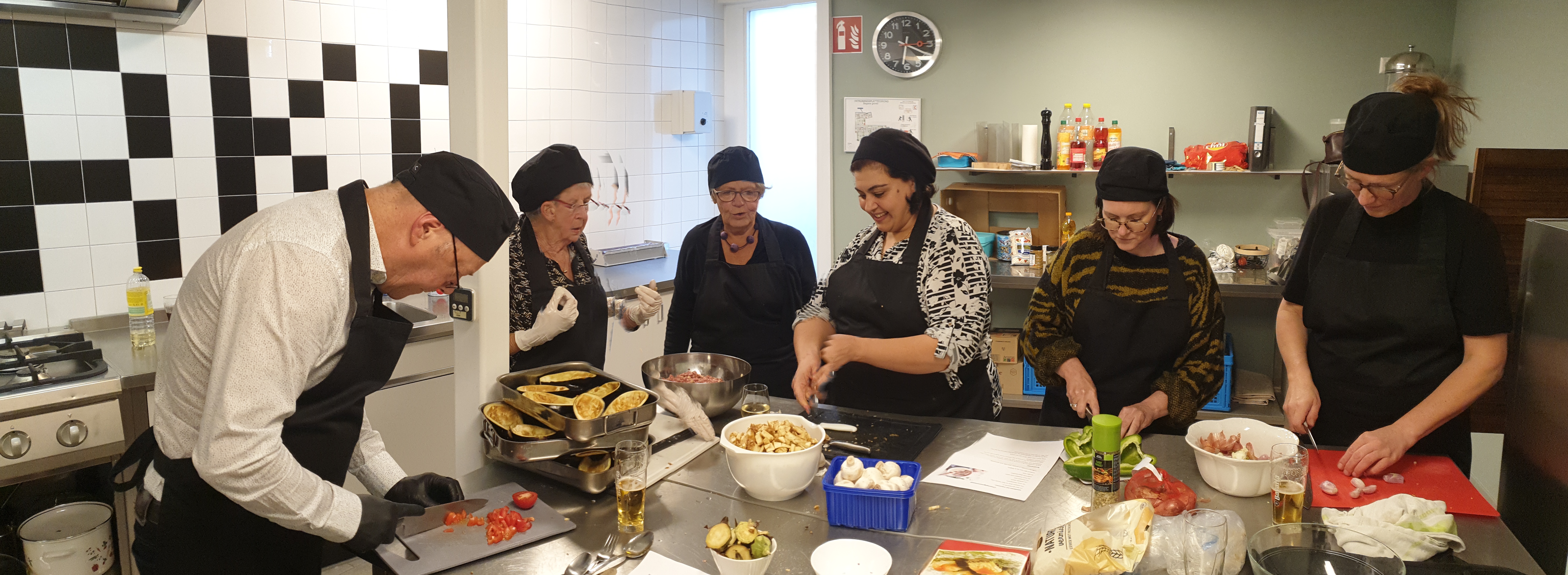 Activiteitencentrum Orka Chef in de keuken die een demonstratie geeft