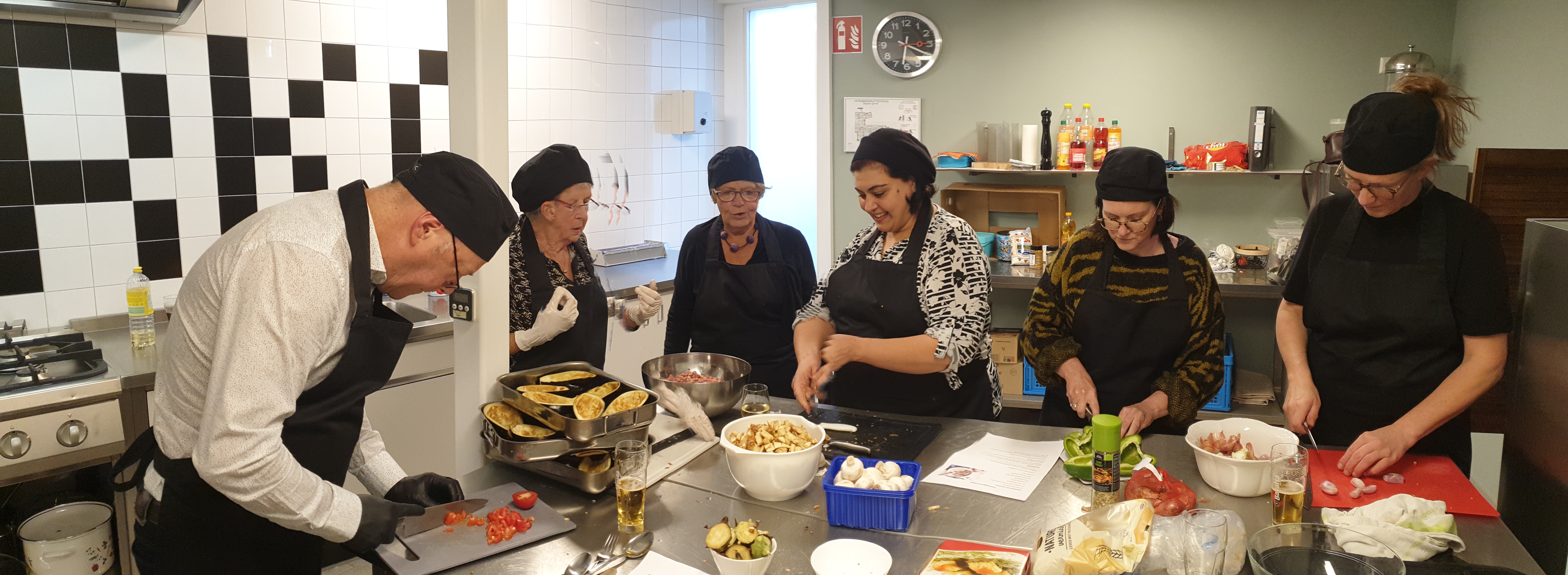 Chef in de keuken die een demonstratie geeft