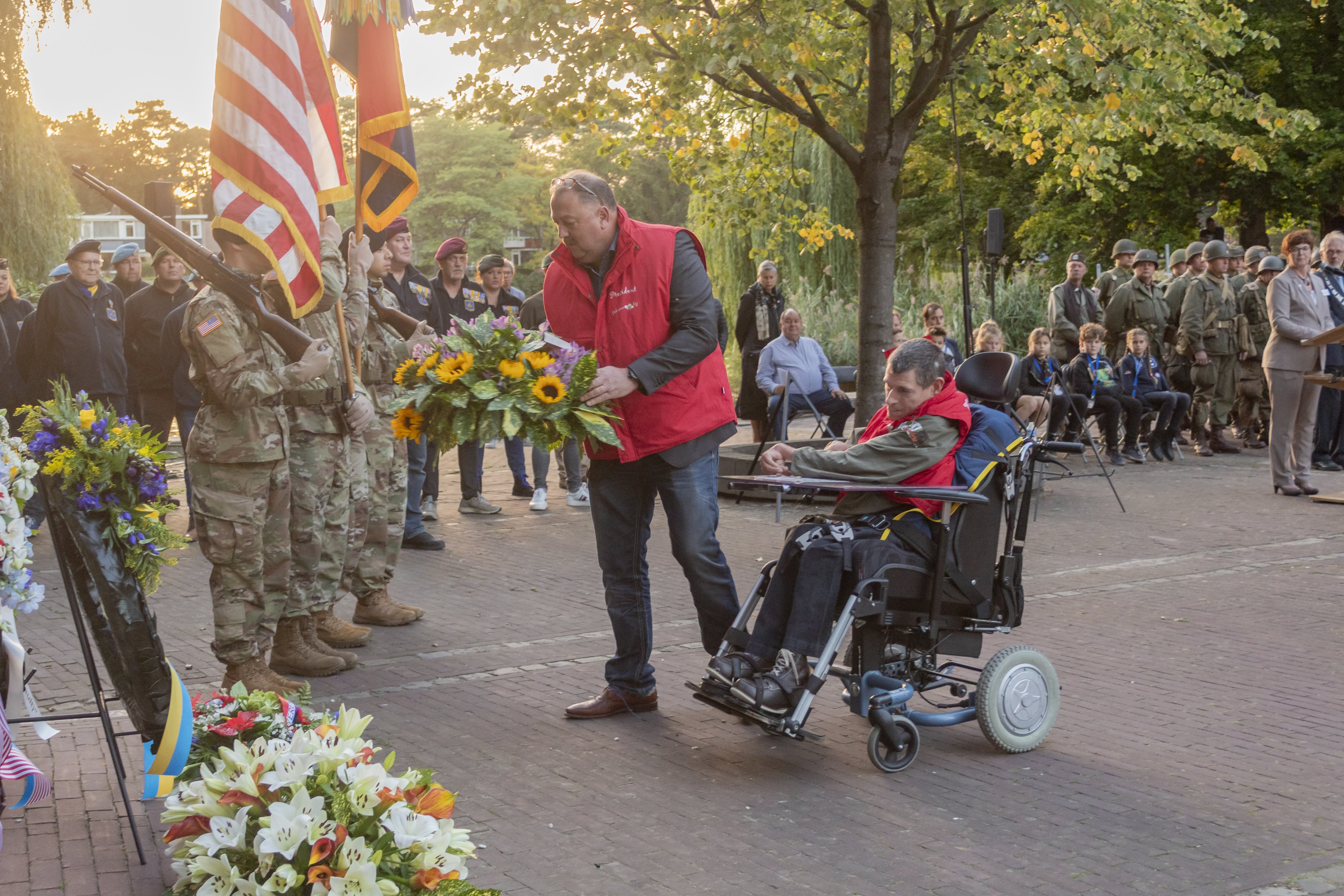 BV Gehurtebij Vrijwilligers leggen bloemen bij een herdenkingsmonument