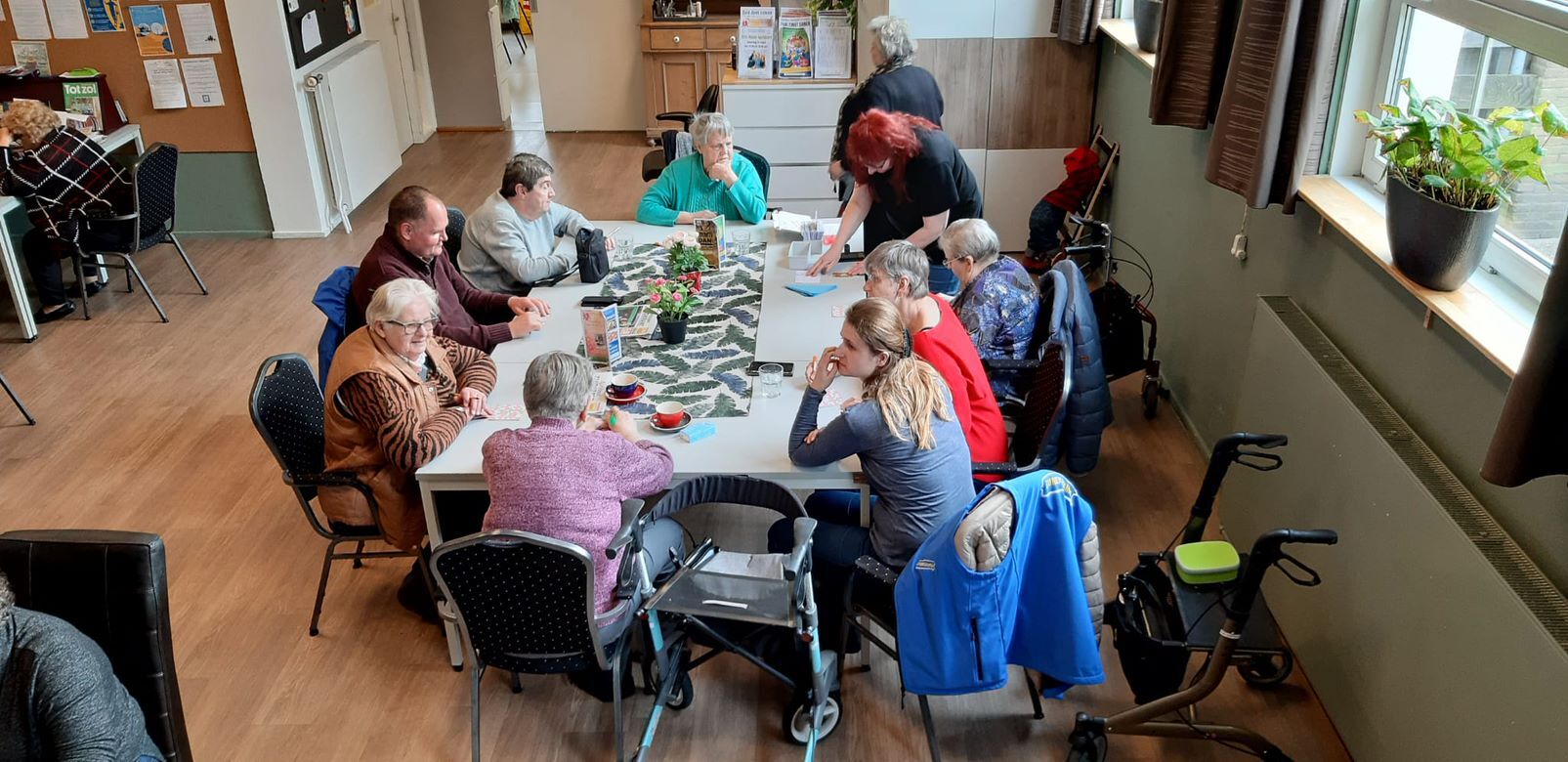 Zuid doet samen Mensen zitten samen aan tafel